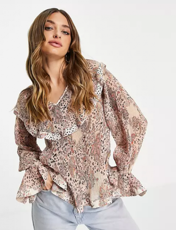 Blus dengan detail ruffle